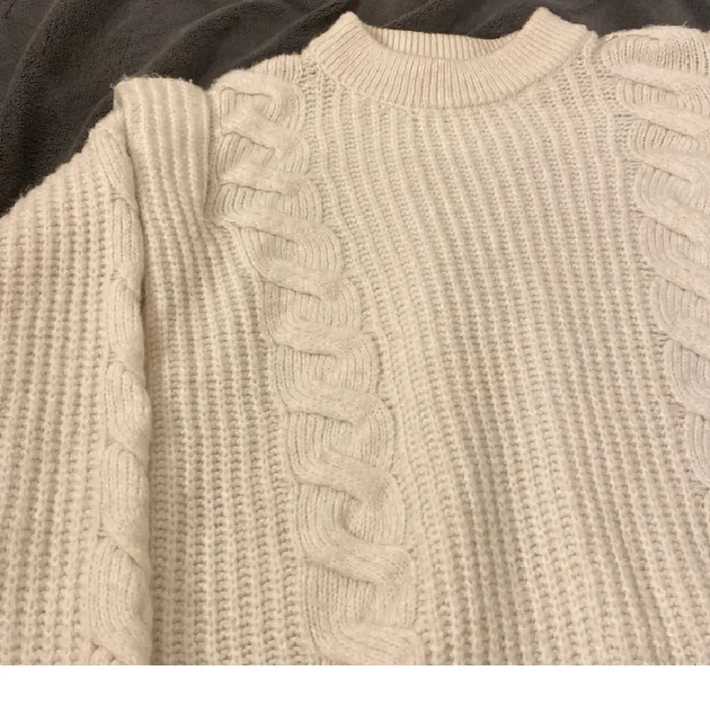 Denna beige stickade tröjan är välidgt bekväm och varm. Lånade bilder då jag köpte den från Plick. Säljer då den inte är min stil.  Storlek L och har inga defekter. Köpte den för 200kr och Nypris är 150. Stickat.