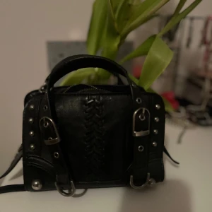 söt zara väska - säljer min söta väska från zara, fint skick, priset kan diskuteras! köparen står för frakt!