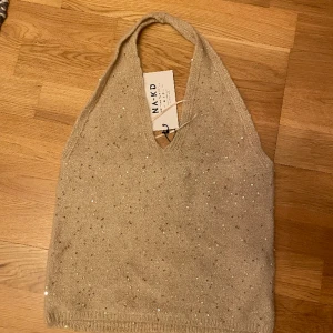 Festtopp  - Oanvänd festtopp från Nakd. Man kan antingen ha den som på bilden eller snurra den ett varv runt halsen. 