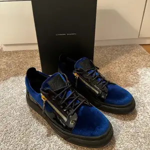 Säljer nu ett par sjukt snygga Giuseppe zanotti skor för väldigt bra pris! Skicka 9/10. Blå/svarta med toner av guld. Nypris: 5800kr och nu endast för 2399kr. Original box med allt ingår. Kontakta oss vid behov av bilder eller frågor så fixar vi!