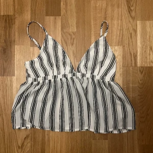 Randig topp - Jätte fin topp från bikbok som inte används. Strl M