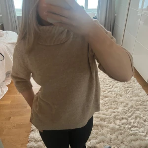 Jätte fin stickad t shirt med krage💖💖 - Säljer denna fina stickade då den inte kommer till användning, endast provad💖💖