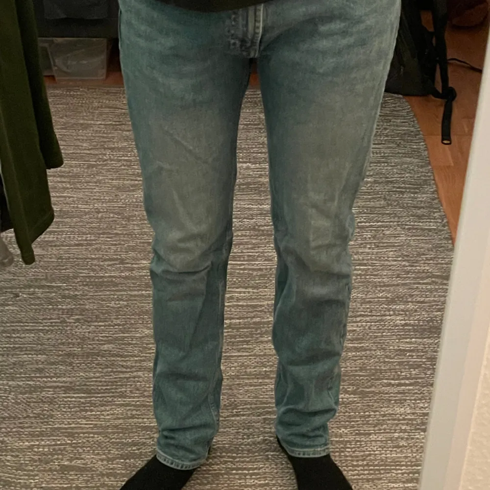 Blåa jeans från dressman. Regular/skinny fit i storlek 31/34. Har använts en hel del men i fint skick och utan hål eller liknande. 188 lång för referens. Hör av er vid frågor! :). Jeans & Byxor.