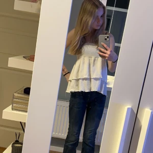 Intressekoll på denna vita topp/kjol - I gott skick och sparsamt använd! Kjolen passar bra på mig som brukar ha xs/s i tröjor! 