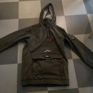 Dope jacka  - Jag säljer en militär grön Dope jacka i storlek XS. Jag säljer den på grund av att jag ska köpa en större storlek. Den här jackan är inte fodrad men håller värme jättebra om du har en flis under. Vid minsta fundering hör av dig 