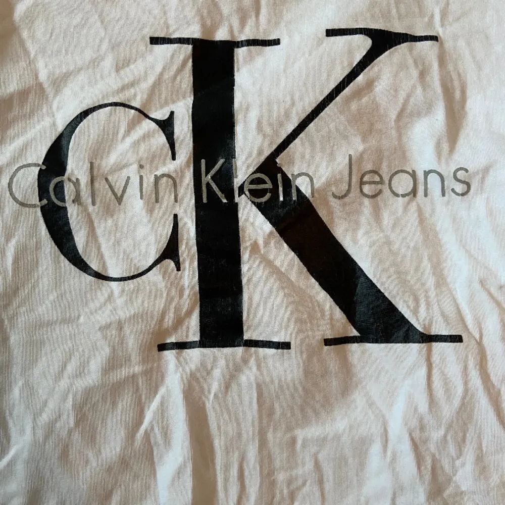 Calvin Klein T-shirt. Aldrig använd men köpt begagnad. Skönt material! Storlek L men sitter mer som en M.. T-shirts.