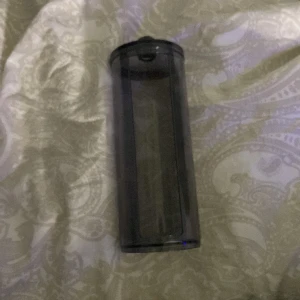 bomullstuss hållare - grå plast bomullstuss hållare, skulle säga att den är runt 14-15 cm hög. köpt på normal för ca 40kr därav priset :)