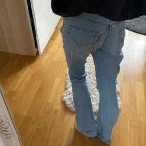 LEVI’S JEANS  - Low waist bootcut jeans från Levis! Köpt secondhand så finns ej att köpa i butik längre. Toppenskick, verkligen perfekta jeansen! Säljer då jag har flera liknande. Jag är 170 och bär vanligtvis XS/S, o de passar på mig. 