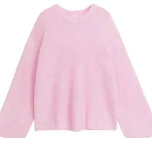 Stickad tröja från arket🩷 - Stickad tröja från arket från 2022. Har använts väl men fortfarande i bra stick. I en fån ljusrosa färg🩷🩷🩷