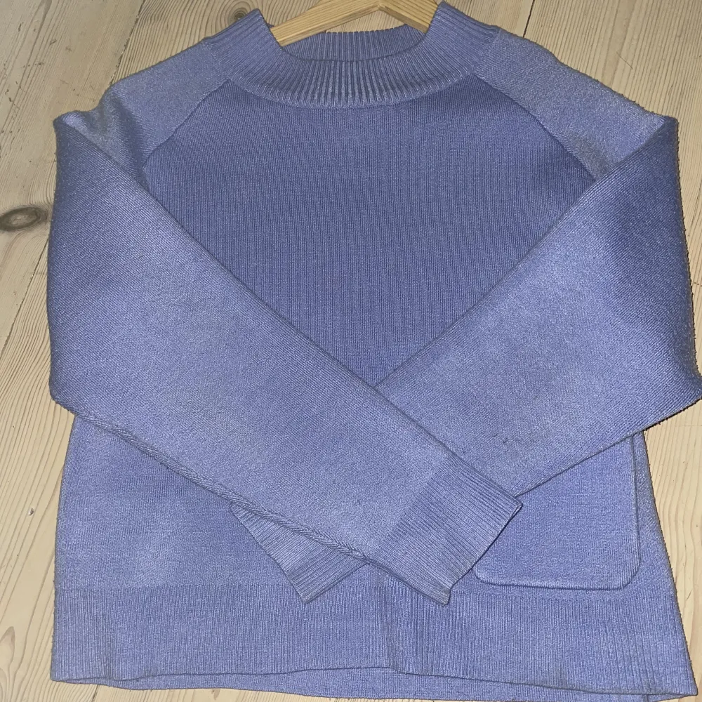 Lite kortare stickad tröja i en jättefin blå färg från Carin Wester. Den är lite nopprig men det är knappt märkbart. Fickan går att sprätta bort om man vill. Säljer för att den är för liten för mig. Hör av dig om frågor eller funderingar!. Tröjor & Koftor.