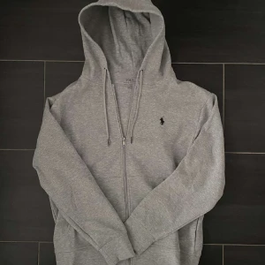 Ralph Lauren zip hoodie  - Riktigt snygg Ralph Lauren zip hoodie i storlek M. Använd endast ett fåtal gånger hör gärna av er vid fler frågor😊