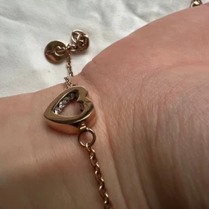 Edblad halsband och armband - Säljer matchande halsband och armband från Edblad i roséfärg.   