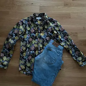 Skjorta från Stock & Hank  En superfin sommarskjorta att ha med ett par jeans eller en jeanskjol!  OBS! Jeansen på bilden är inte till försäljning! Storlek: M Skick: Nyskick Pris: 75kr                     Frakt står köparen för.
