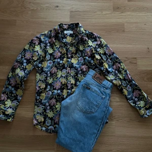 Stock & Hank  - Skjorta från Stock & Hank  En superfin sommarskjorta att ha med ett par jeans eller en jeanskjol!  OBS! Jeansen på bilden är inte till försäljning! Storlek: M Skick: Nyskick Pris: 75kr                     Frakt står köparen för.