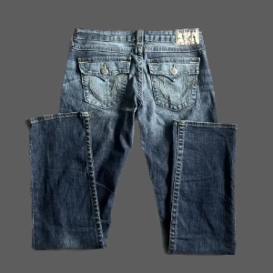 Lågmidjade True Religion Jeans  - Så snygga lågmidjade true religion jeans i storlek 31! !RAK MODELL! midjemåttet: 42cm tvärsöver, innerbenslängd: 83cm PS. KOLLA IGENOM MITT KONTO NI KOMMER HITTA MÅNGA Y2K OCH VINTAGE PLAGG! 