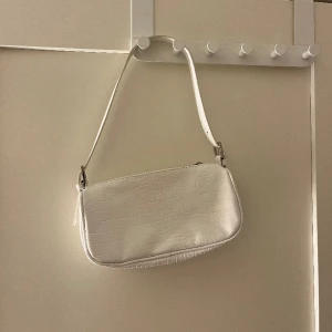 Vit väska - Vit väska från Gina. Aldrig använd, mkt bra skick!