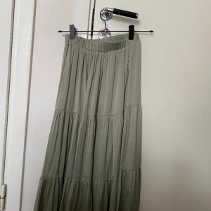 Siden kjol - En älskade kjol som jag använt myclet. Passar till allt under sommaren och har väldigt skönt tyg. Skriv om ni undrar något!