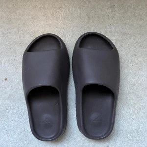 Yeezy Slide Soot - Fint skick🤎 saknar kartong. Elektroniskt kvitto finns. Storlek 39 men passar 37.