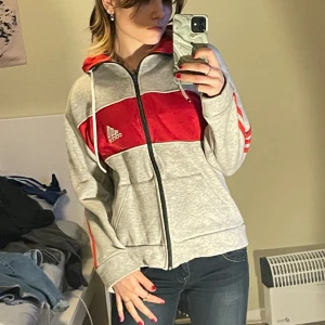 Adidas zip up - Grå och röd, storlek 32, inga defekter🫶 