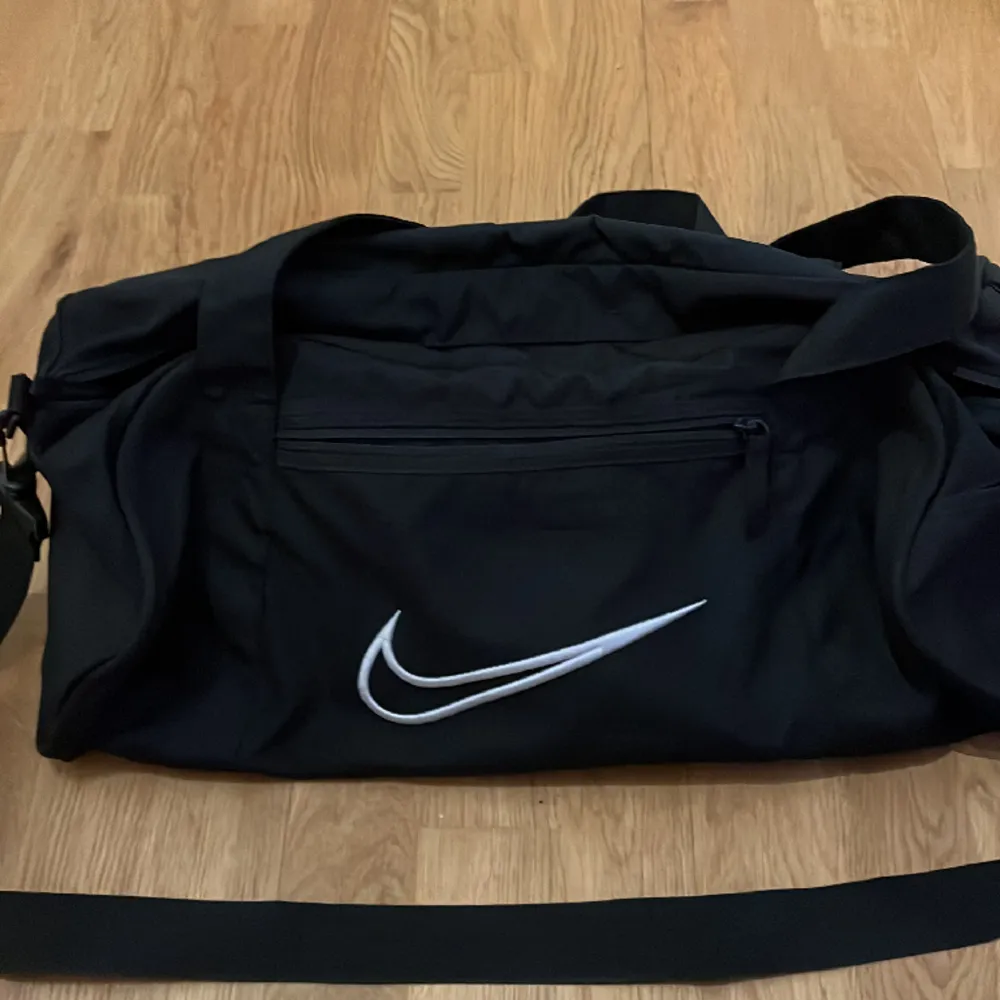 En bra Nike väska passar till att ha den till nån sport(pris kan diskuteras). Väskor.