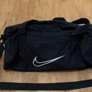 En bra Nike väska passar till att ha den till nån sport(pris kan diskuteras)