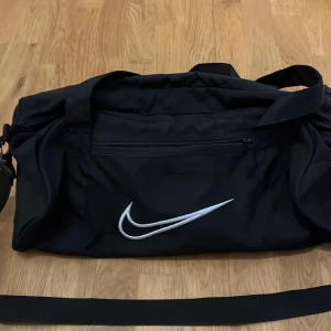 Nike väska - En bra Nike väska passar till att ha den till nån sport(pris kan diskuteras)