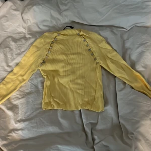 Gul tröja - Skitsnygg tröja från zara aldrig använd💞