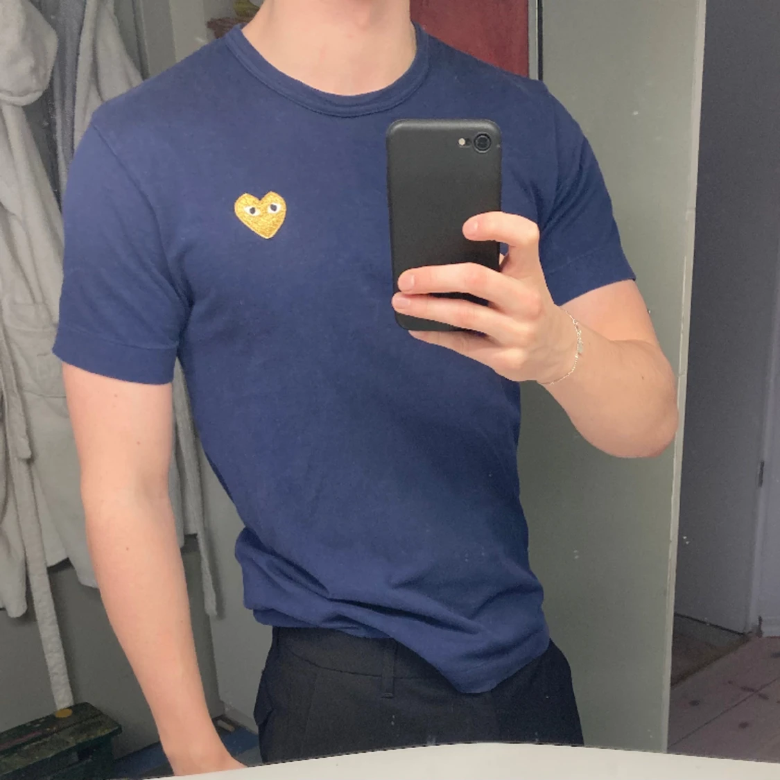 Comme des Garcons T-Shirt, marinblå och guld