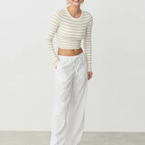 Linne byxor  - Säljer dessa linnebyxor från Gina tricot! Jätte snygga men tyvärr förstora för mig 😕 Endast använda fåtal gånger! 