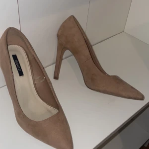 Klackskor  - Beiga / ljusrosa klackar från forever 21. Tyvärr lite för stora på mig. Använda 1 gång. 36