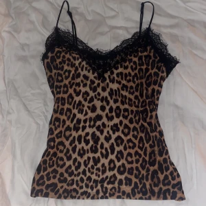 Leopardmönstrat spetslinne  - As snyggt leopard mönstrat spetslinne🤩 Är i strl XS men skulle säga att det passar S o M också🫶🏻 Köpt på sellpy i nyskick och tyvärr aldrig haft på mig, originellt från h&m!❤️ (Har reglerbara band) pris kan diskuteras 