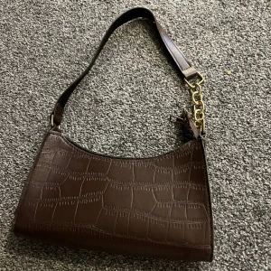 Brun väska  - Brun väska med guld detaljer 