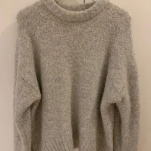 Stickad tröja - Ljusgrå stickad Edited tröja i nyskick (oanvänd), köpt sen bara fått ligga tyvärr. Nypris mellan 1000-1500kr, slutsåld online.