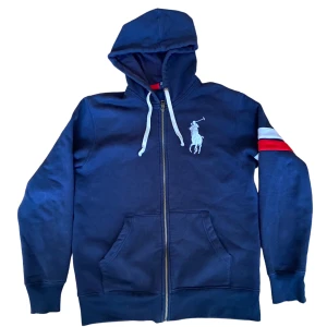 Polo Ralph Lauren Zip Hoodie - Polo Ralph Lauren Zip Hoodie. Tröjan är i mycket bra skick utan fläckar eller skador. Känns dig fri att fråga om du undrar något! 