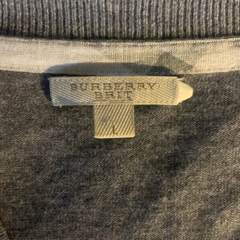 Fet burberry pullover, 50/50 cashmere blend! Storlek L men passar även mig som är M! Passar perfekt med en skjorta under!. Tröjor & Koftor.