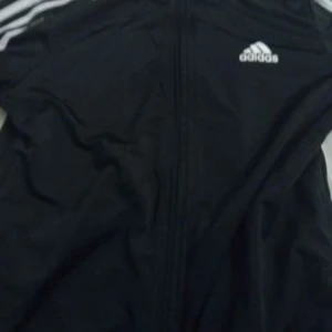 Adidas  - Finn tröja med bra pris - kan hå net i pris -storlek 11 till 12 år