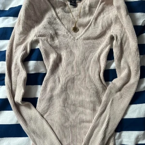 Creamy sweater🌼 - 2000s vibe, beautiful creme knitted sweater,from Amisu🎀 adorable long sleeved shirt with a v neck perfect for the bookish winter/fall seasons🪷