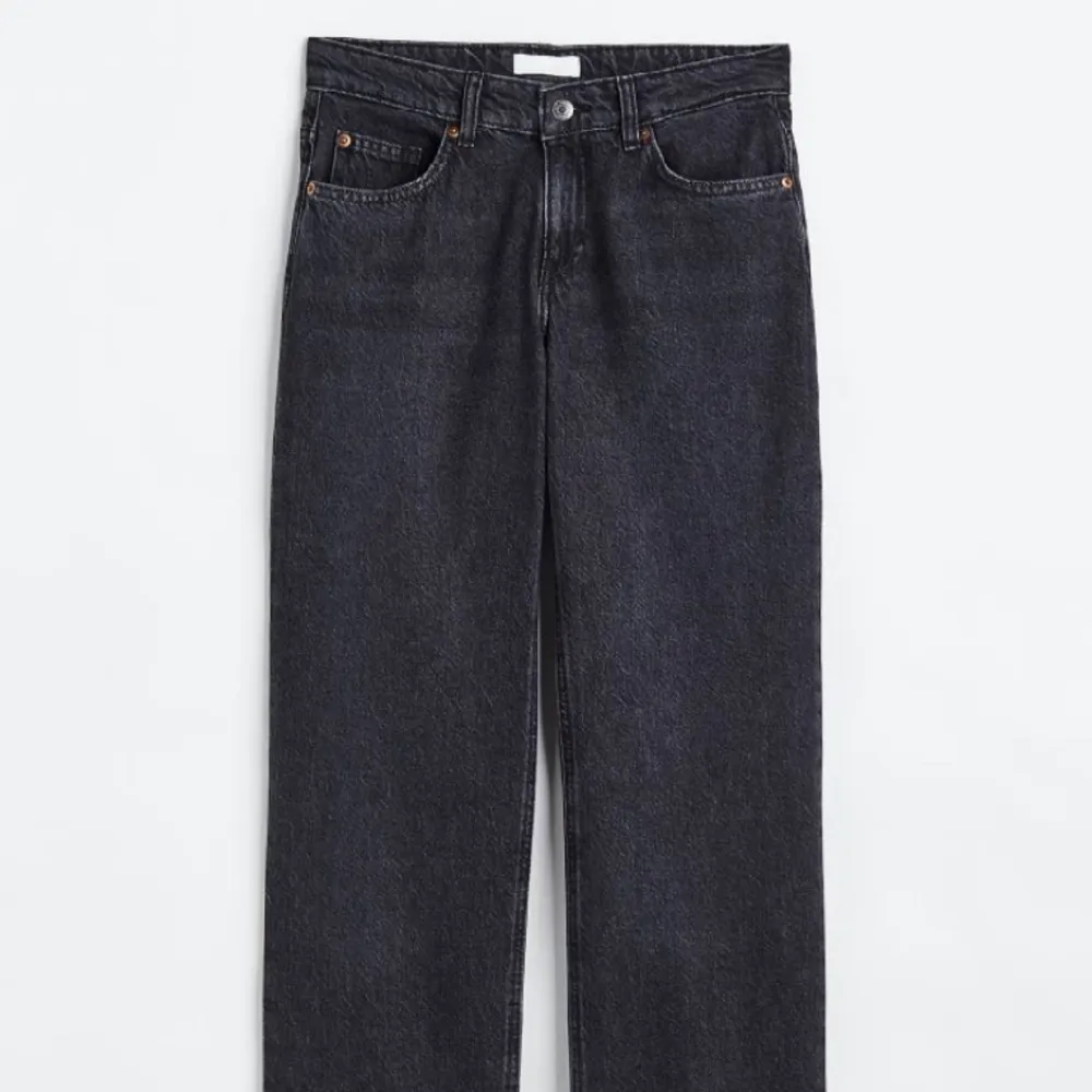 Skitsnygga jeans från hm som sitter jätte bra!💗 använt ett fåtal gånger just eftersom de inte riktigt passar till min stil. Köpta för 500kr men säljer för 300 250 vid snabbköp💗. Jeans & Byxor.