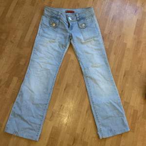 Jättesnygga bootcut low waist jeans i perfekt ljusblå wash från redstar❤️‍🔥❤️‍🔥❤️‍🔥. Tar emot att sälja dem men de passade tyvärr inte💔. W30 L34 men definitivt mindre i storleken. Rekommenderar för 27/28. Kolla måtten❤️🙏 Midjemått: 37cm Innerbenslängd:75cm 