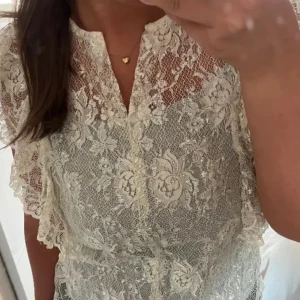 Glittrig spetstopp - ❤️‍🔥Säljer denna glittrig spetstopp köpt från sellpy utländskt märke❤️‍🔥Jättefin och bra skick❤️‍🔥Strolek M men passar S även