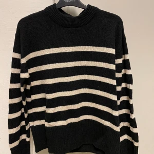 Stickad tröja  - Stickad tröja från Gina tricot, säljer då den inte längre kommer till användning. Endast använd ett fåtal gånger så i mycket fint skick. Nypris runt 500kr men säljer för 100kr 💕
