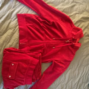 En röd juciy couture dress inte använd så mycket  - Skriv till mig om ni vill veta ngt mer eller vill se den på🤗 (vi kan diskutera pris ifall de inte passar)