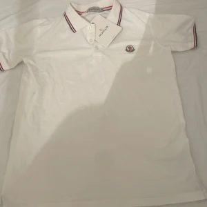 Moncler polo t-shirt - Säljer min moncler polo t-shirt pga liten skick 10/10 aldrig använd , jätte bra material. Jag kan även överväga andra priser!