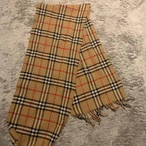 Burberry halsduk  - Hej jag säljer nu mina super fräscha burberry halsduk som är i svin bra skick. Enda defekten är att burberry tagen inte finns kvar, men det är inget som förstör halsduken. Hör av er vid frågor eller funderingar 🙌