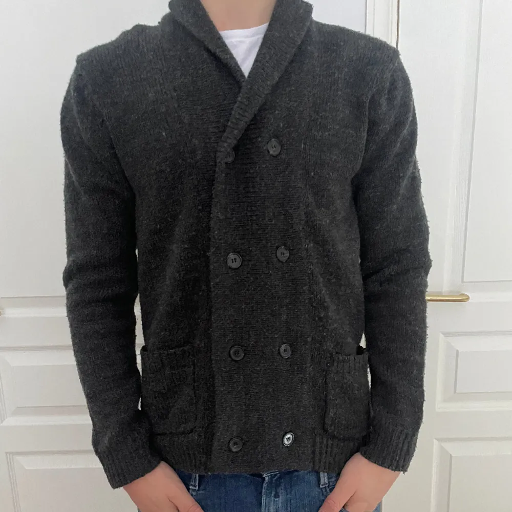 Cedar Wood state cardigan i mycket bra skick!  Nypris 579kr Storlek M  Hör av dig vid fler frågor eller funderingar! . Tröjor & Koftor.