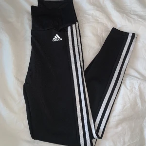 Adidas tights - Säljer ett par adidas tights i strl s. Är tyvärr för stora för mig i midjan och har därför inte kommit till användning, så i nyskick utan fläckar och hål. Hör av er vid intresse/fler bilder💞
