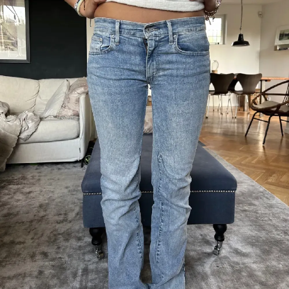Så snygga Lågmidjade jeans med super cool slits (se bild 2) väldigt unika💗. Jeans & Byxor.