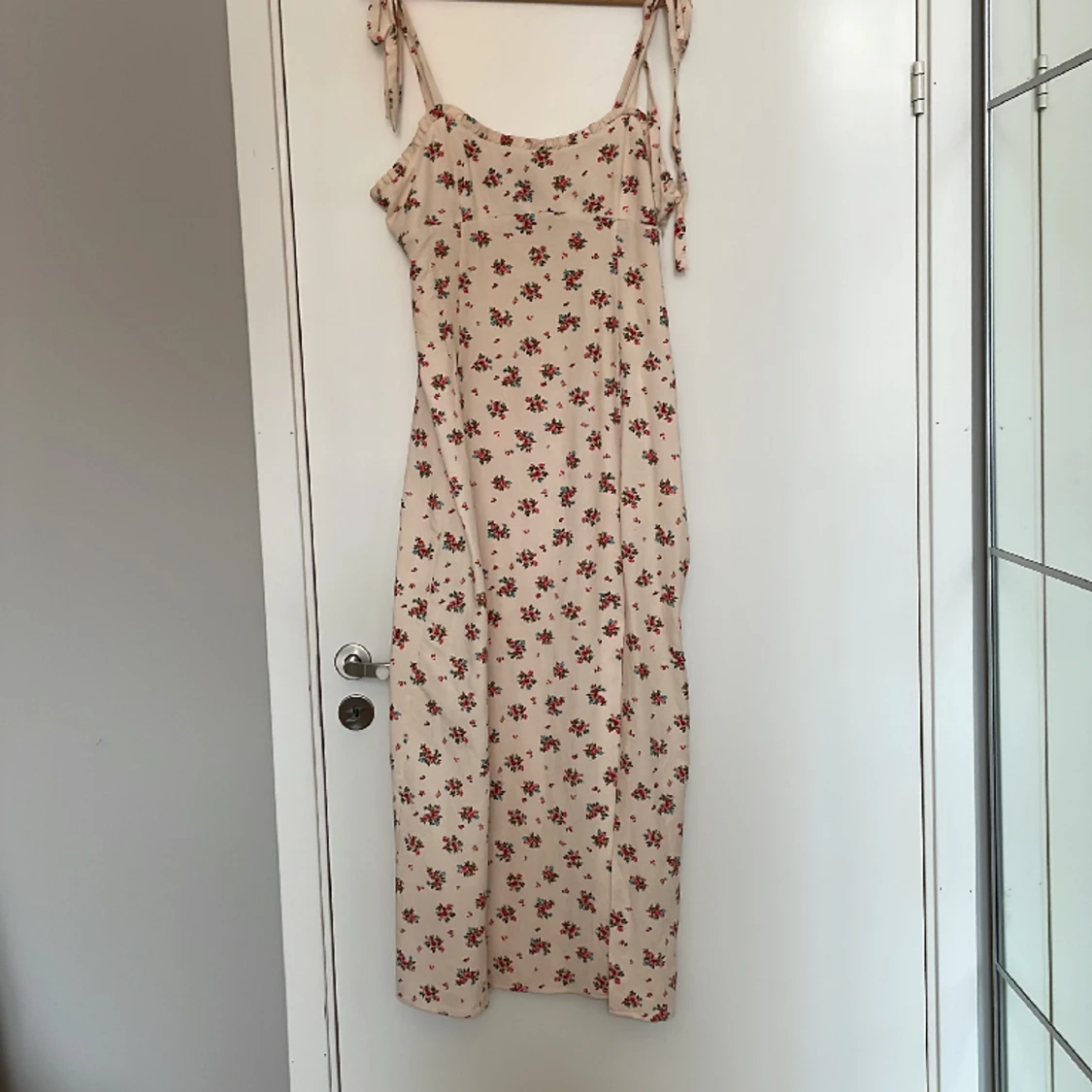 Blommig midiklänning