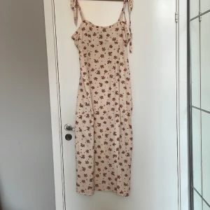 Blommig midiklänning - Härlig sommarklänning. Midilängd. Tillverkad i viskos. Använd 1 gång. 
