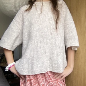Zara trekvatrsärmad tröjaaaaa!  - Super fin tröja från zara! Storlek L men passar mig super som har xs-s i mina kläder! Den e lite mer ”oversized look” ☺️☺️